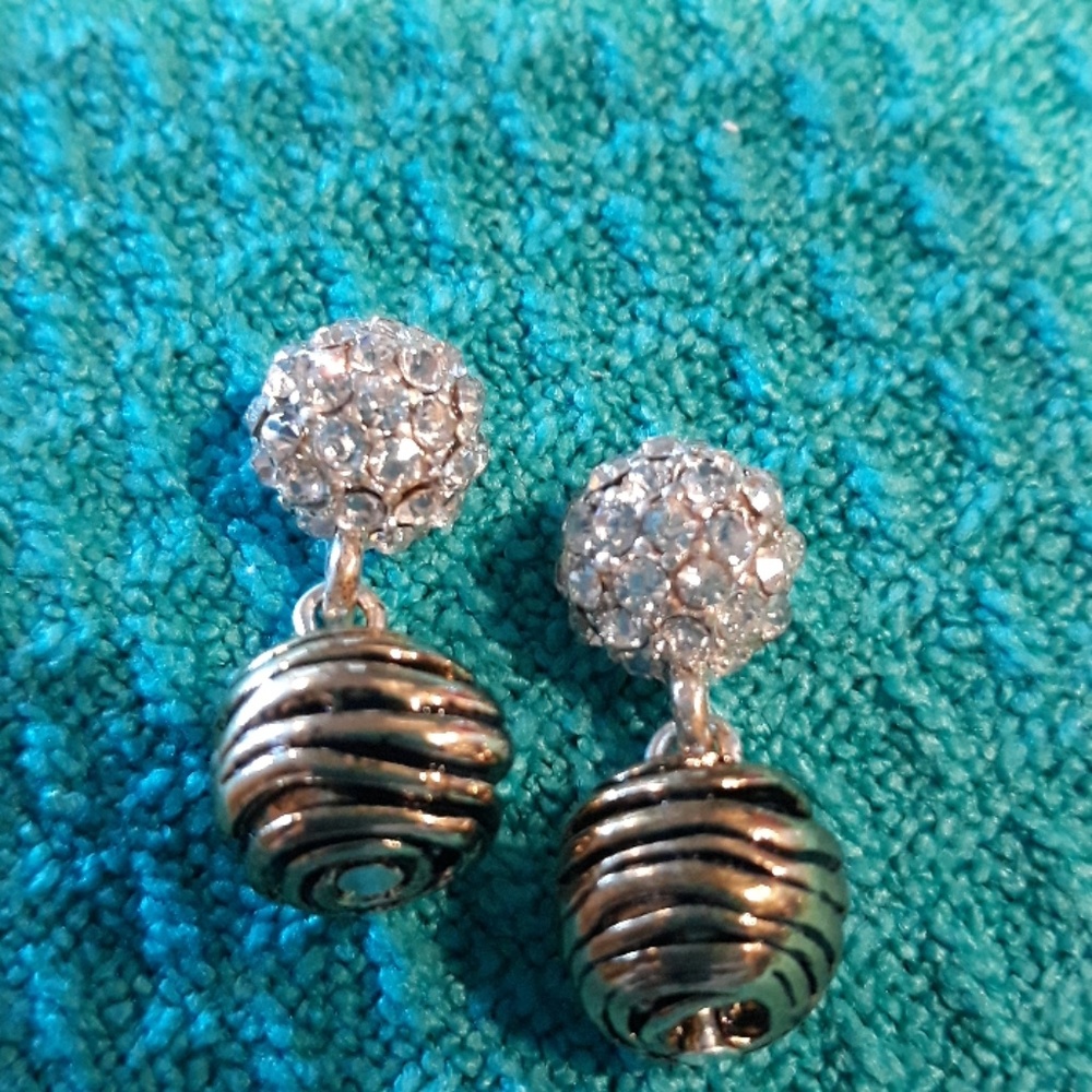 Earings - Picture 3 of 3